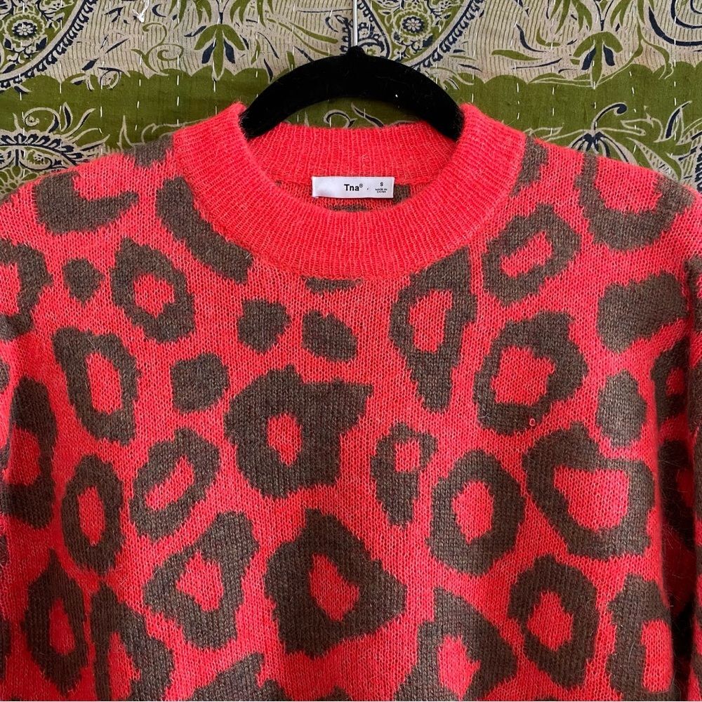 TNA x Aritzia Dayglow Pink/ Soot Animal Print Utica Cropped Sweater Size Small - Picture 4 of 16